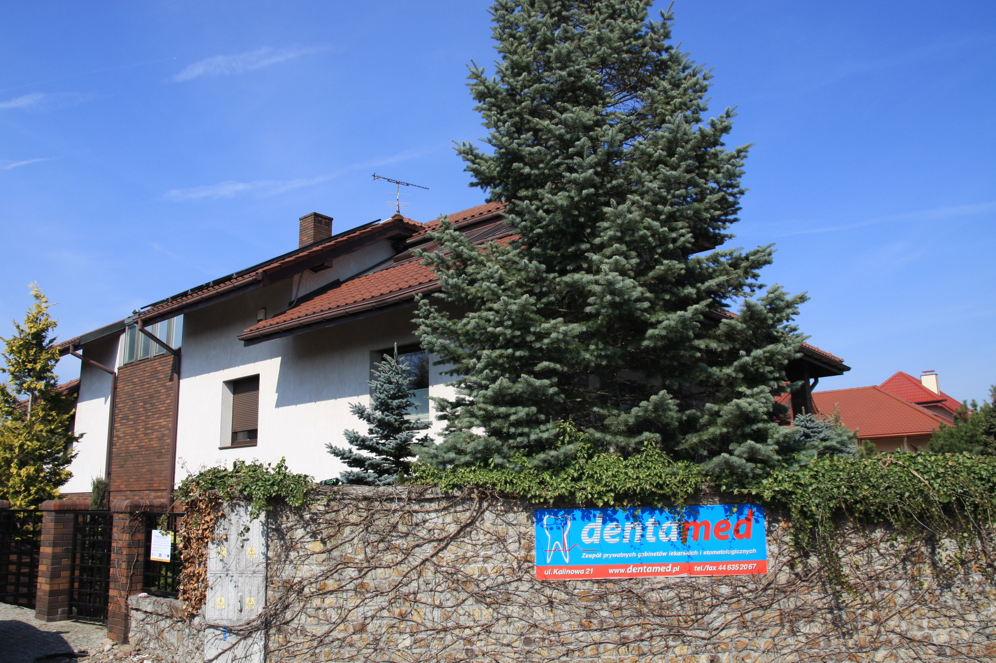Widok na gabinet stomatologiczny Denta-Med z widocznymi na dachu panelami fotowoltaicznymi