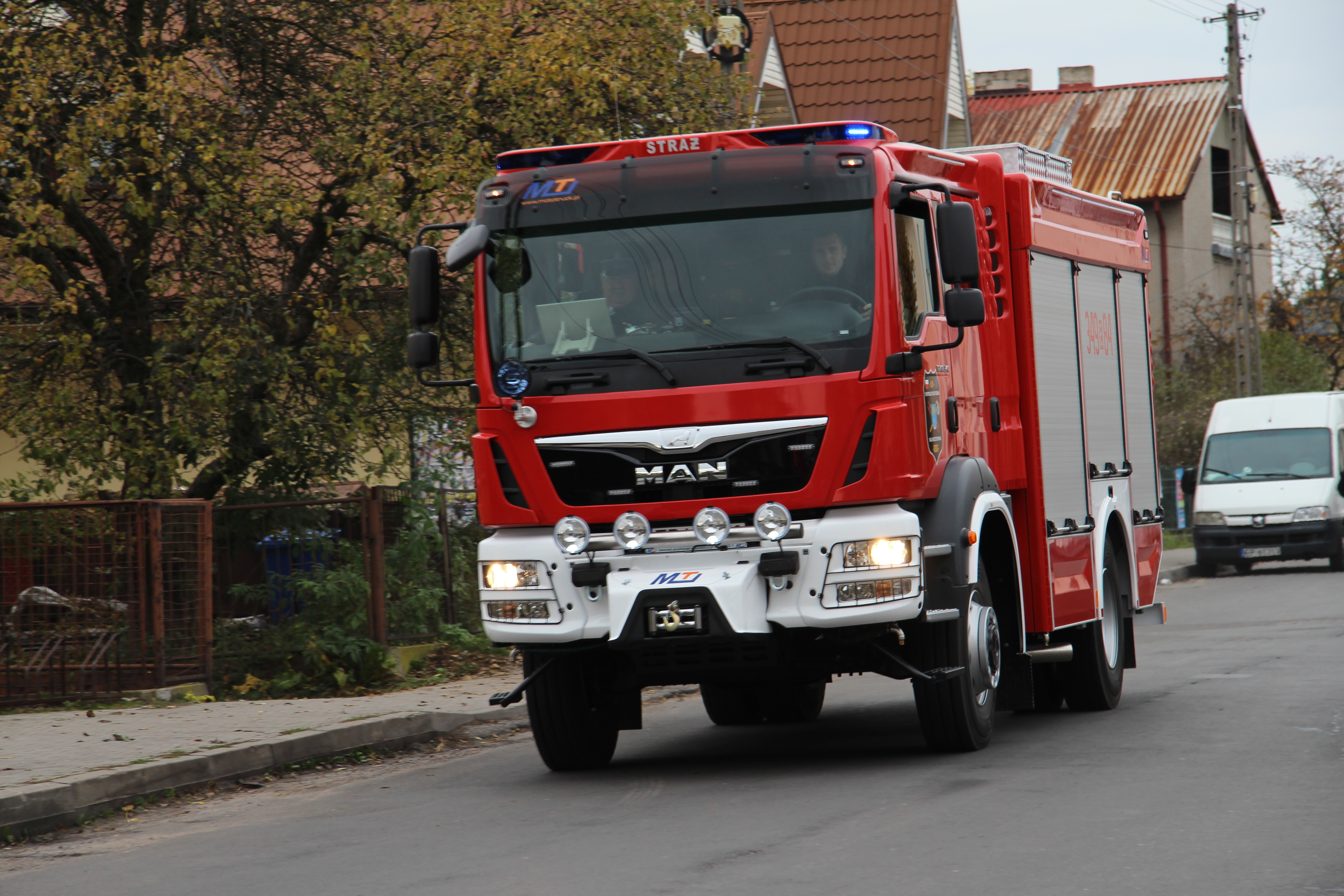 Wóz bojowy straży pożarnej na ulicach Woli Krzysztoporskiej
