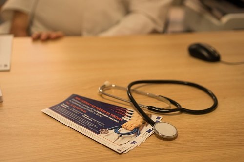 Stetoskop i ulotki promocyjne na biurku w gabinecie lekarskim